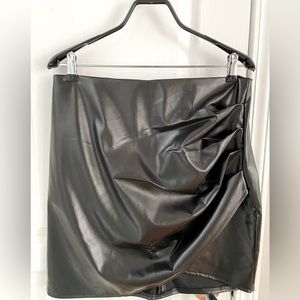 Aluna Levi Black Faux Leather Skirt. Zipper Closure in Back. Size L. New.